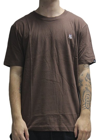 Camiseta Masculina New Era Mini Bordado New York Yankees Manga Curta Estampada - Marrom