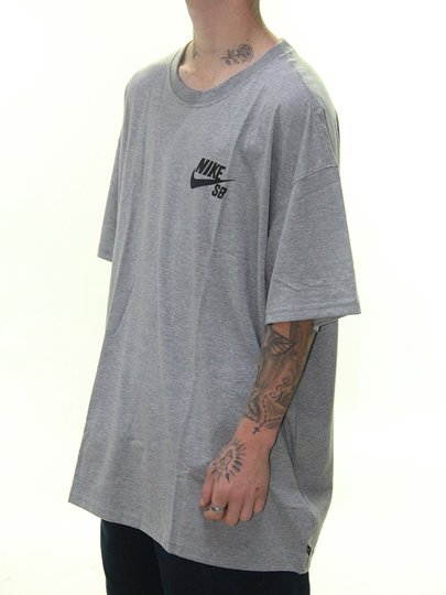 Camiseta Masculina Nike MC SB Logo Manga Curta Estampada - Cinza Mesclado