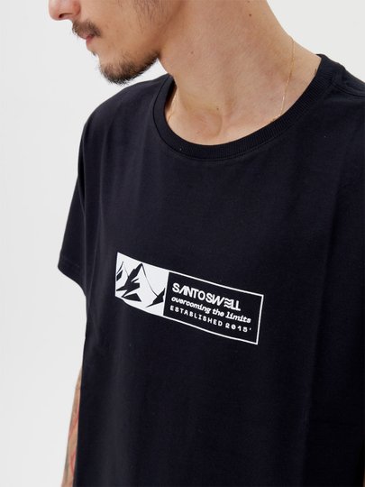 Camiseta Masculina Santo Swell Fit Mountain Manga Curta Estampada - Preto