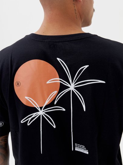Camiseta Masculina Santo Swell Fit Rising Sun Manga Curta Estampada - Preto