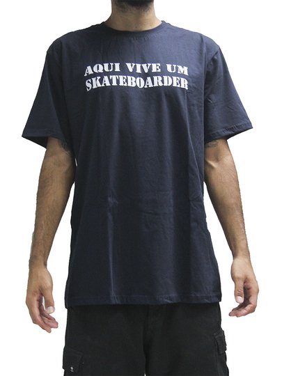 Camiseta Masculina Session Aqui Vive Um Skateboard Manga Curta Estampada - Marinho