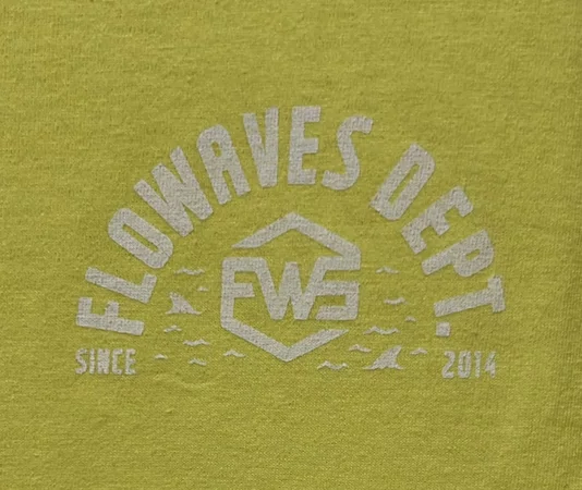 Camiseta Unissex Flo Waves Dept Since 2014 - Amarelo