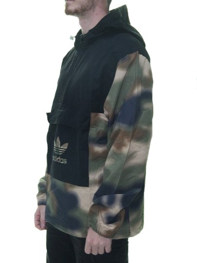 Jaqueta Masculina Adidas Windbreaker Camo Manga Longa com Capuz - Preto/Camuflado