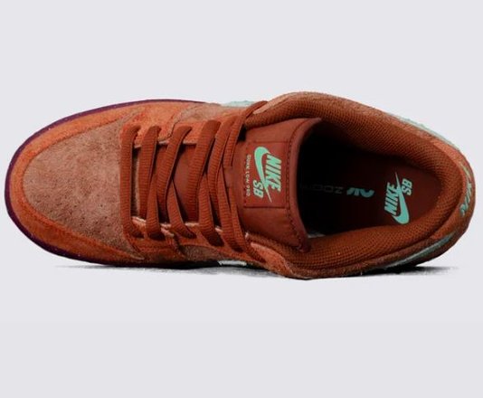 Tênis Masculino Nike SB Dunk Low Pro PRM - Mystic Red/Emerald Rise